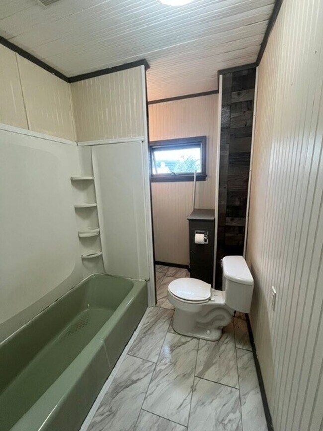 Building Photo - 3 bedroom 1 bathroom