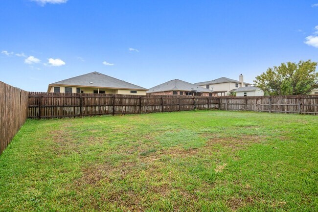 Building Photo - Open Concept living in MIDWAY ISD
