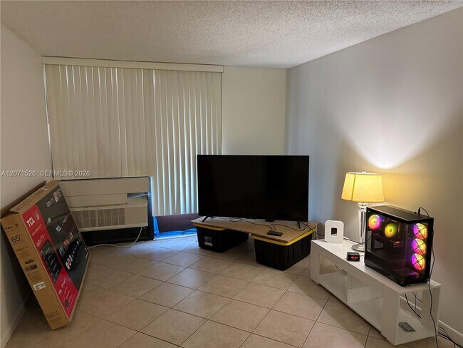 Building Photo - 2771 Riverside Dr