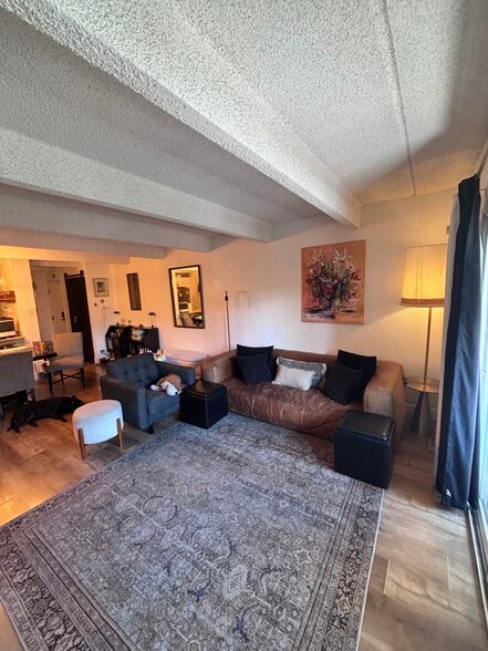 Den - 1433 N Williams St