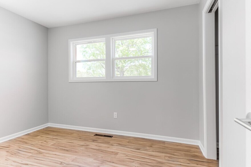 Building Photo - 2721 S 51st Terrace