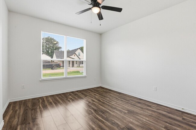 Building Photo - 5718 Barkridge Dr
