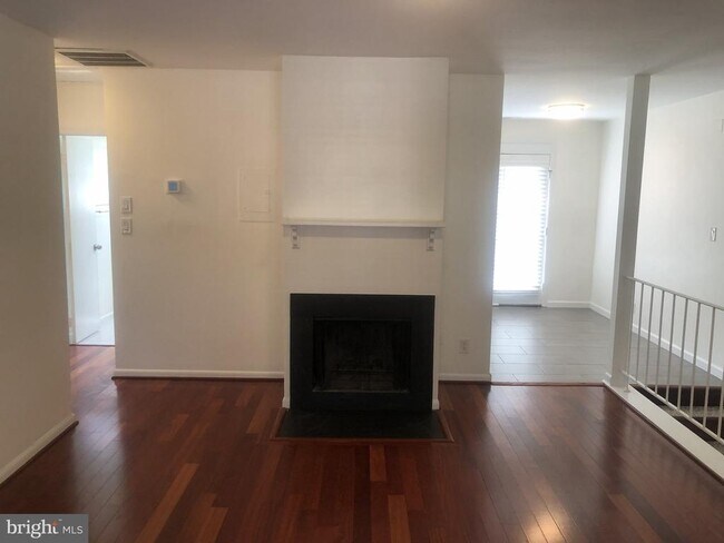 Building Photo - 2707 S Walter Reed Dr
