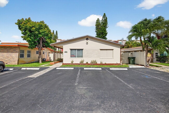 Primary Photo - 1037 N Victoria Park Rd
