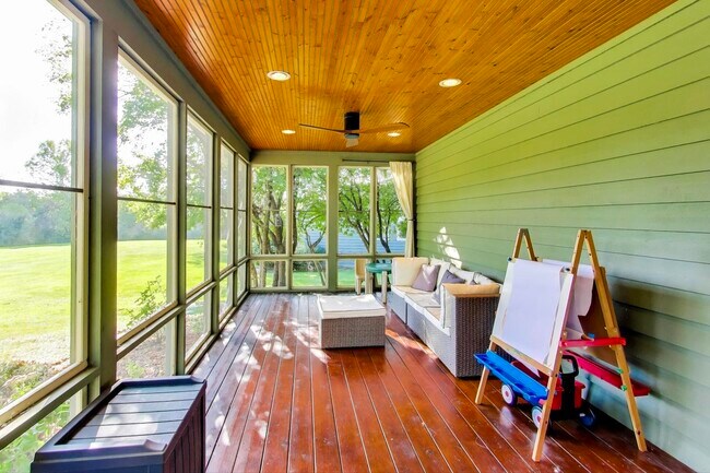 Building Photo - 21301 N Woodland Ave