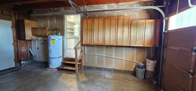 Building Photo - Large Yard - NE Grants Pass