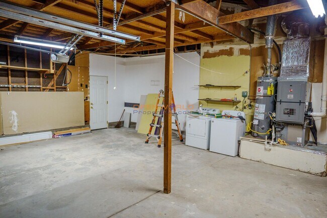 Building Photo - Spacious 4BR Single-Story Home w/ Garage i...