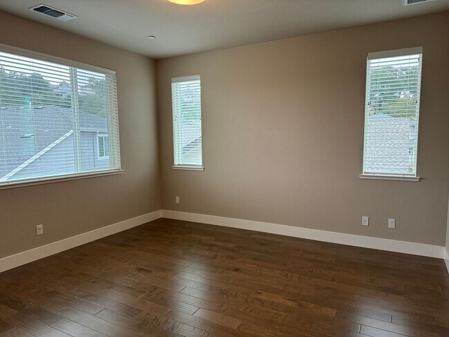 Building Photo - Fountaingrove 4 bedroom beauty
