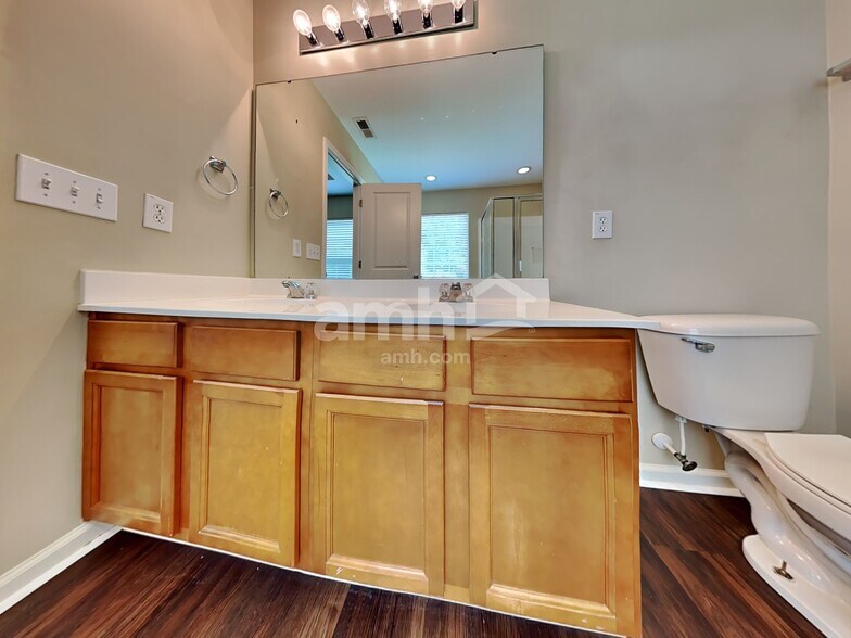 Building Photo - 910 Laurel Oaks Ln