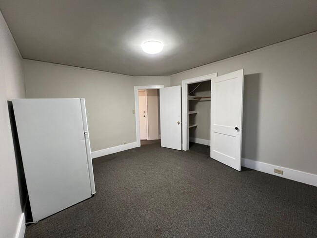 Building Photo - 724 6th Ave N