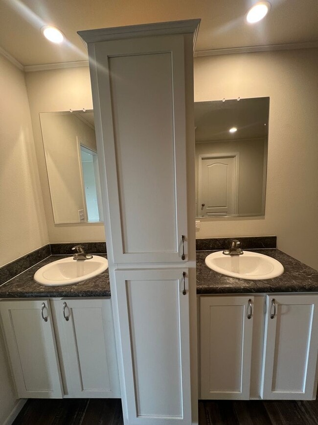 Building Photo - Horse Property