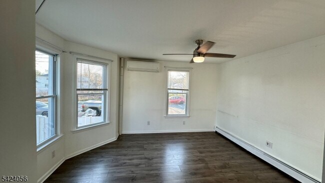 Building Photo - 529 Valley Rd