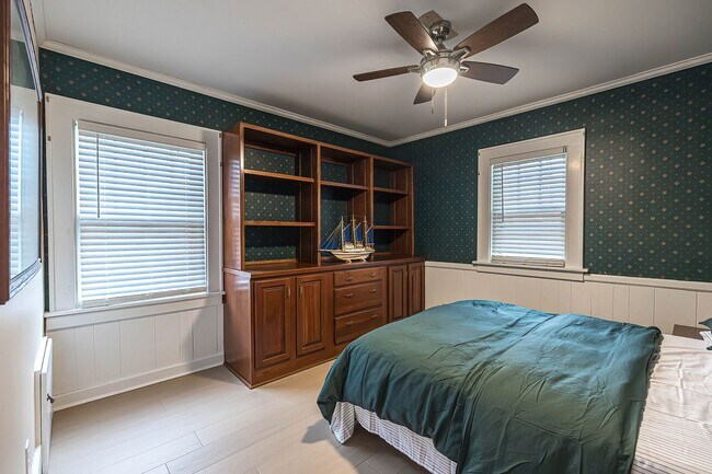 Building Photo - Quaint 4 bedroom Erie Home with Central Air & Garage Parking (Month to Month available)