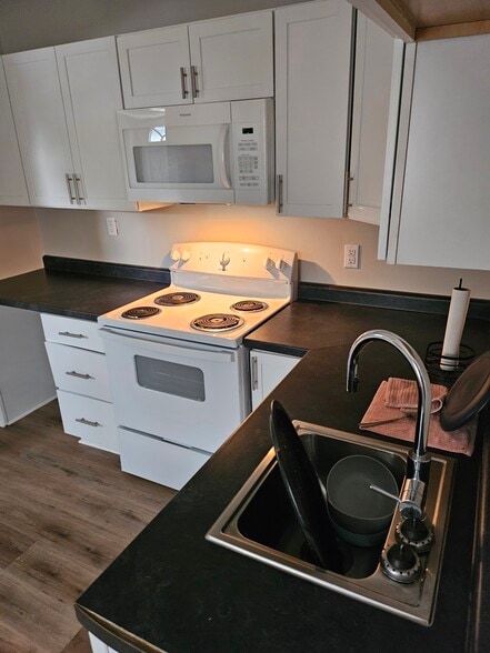 Kitchen - 613 Poplar St