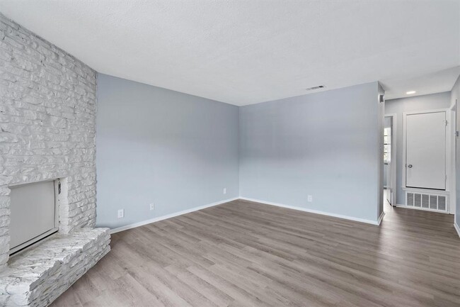 Building Photo - 302 Hedgewood Dr