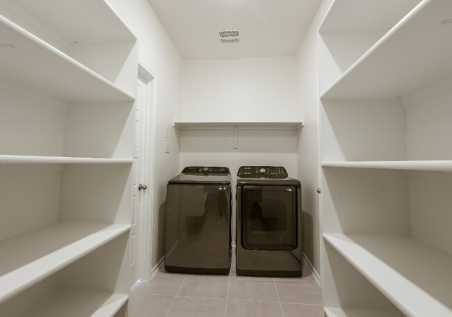 Building Photo - 1400 Carriageway Dr