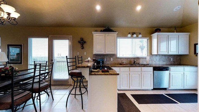 Building Photo - 909 Rancho Caribe Dr