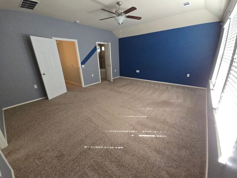 Master bedroom - 10116 Deer Chase Trl