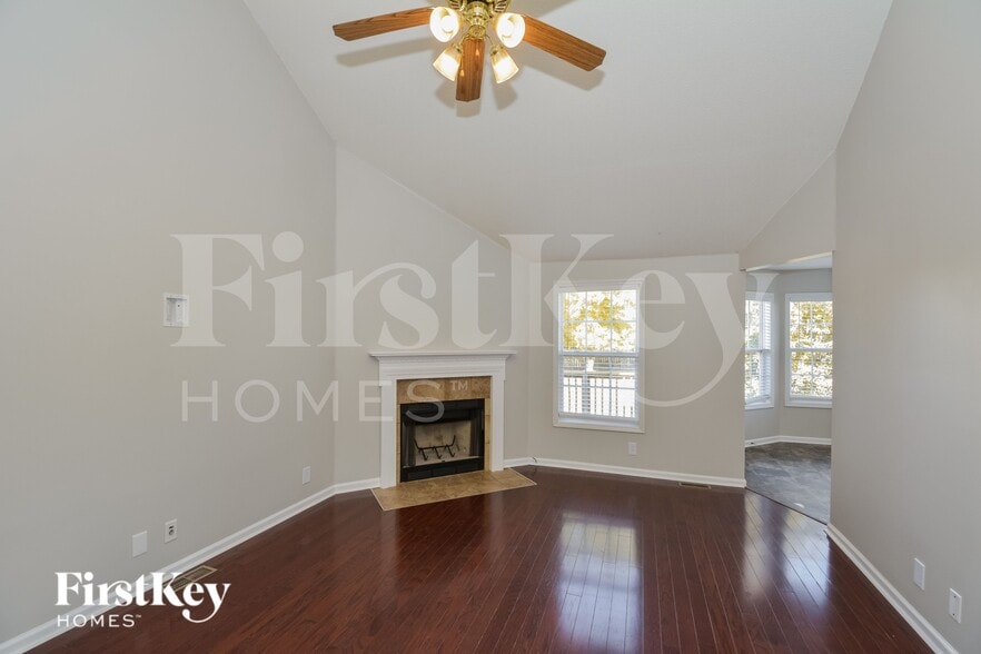 Building Photo - 3890 MacKenzie Dr