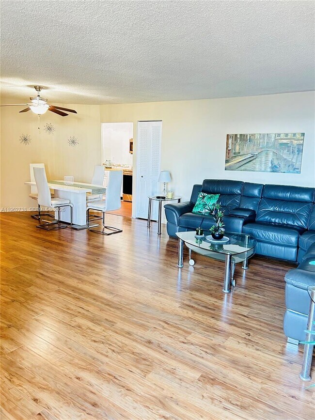 Building Photo - 800 Parkview Dr