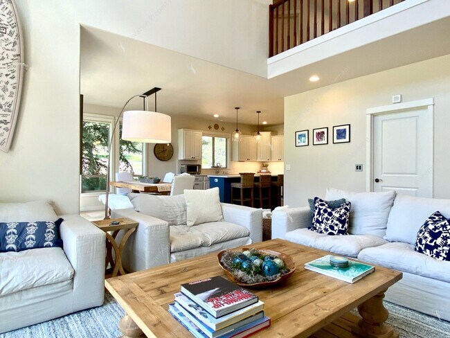 Building Photo - Stunning High-End Home on the 17th Hole at...