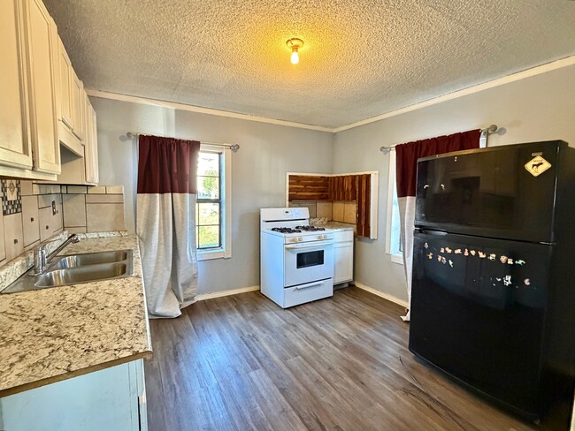 Building Photo - 104 Selma St