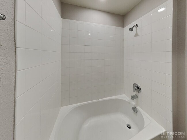 Building Photo - 2514 Henley Dr