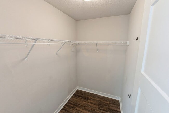 Building Photo - PERFECT LOCATION!!  3 Bedroom, 2.5 Bathroom Home in Urbandale!