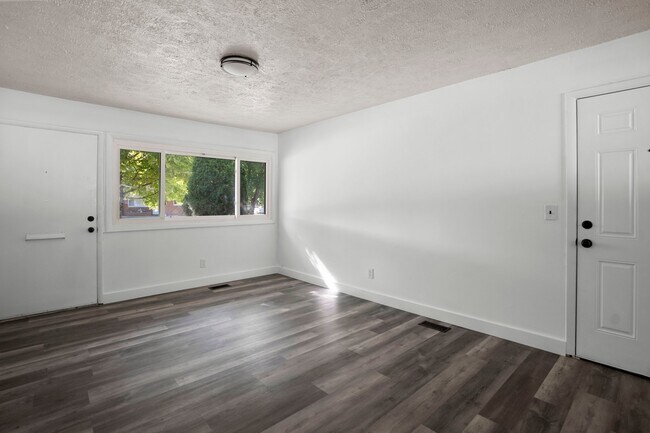 Building Photo - 2474 Thornton Dr