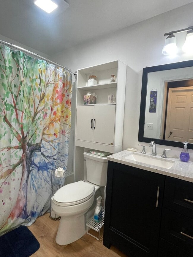 Building Photo - Reduced! Impeccably Maintained, Move-in Re...