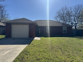 Building Photo - Charming 3-Bedroom 2- Bath home in New Bra...