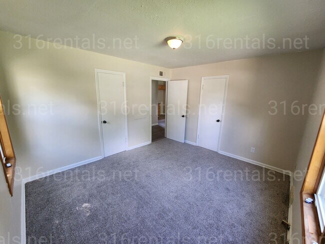 Building Photo - $925 - 3 bedroom / 1 bathroom - Single Family Home