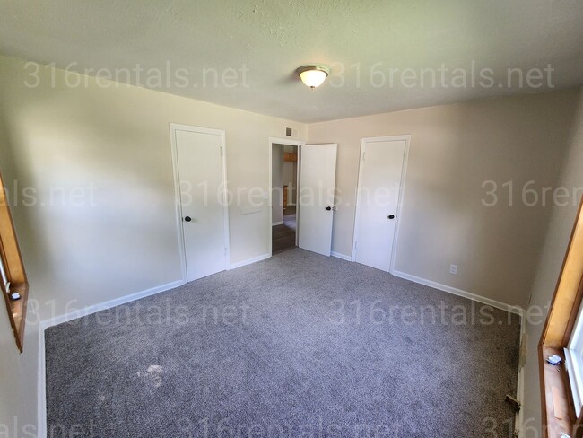 Building Photo - $995 - 3 bedroom / 1 bathroom - Single Fam...