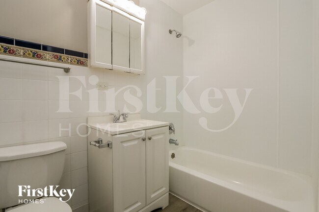 Building Photo - 335 E Vermont St