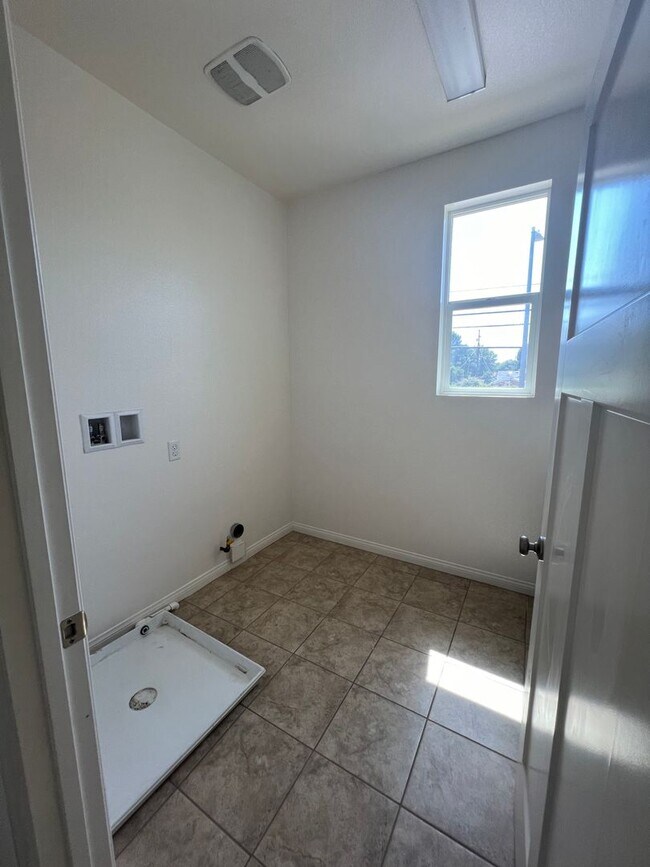 Building Photo - 3 bed, 2 1/2 bath home in Los Agaves Community!