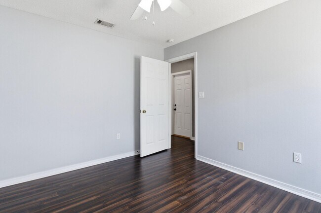 Building Photo - 122 Nivana Dr