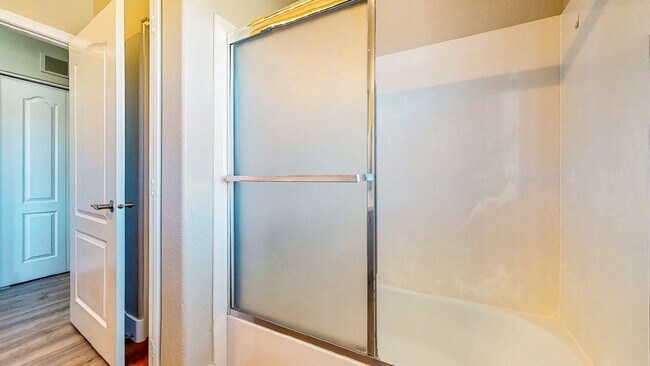 Building Photo - 3 Bedroom 2 full bath condo ready for move in located in wonderful Mountains Edge .