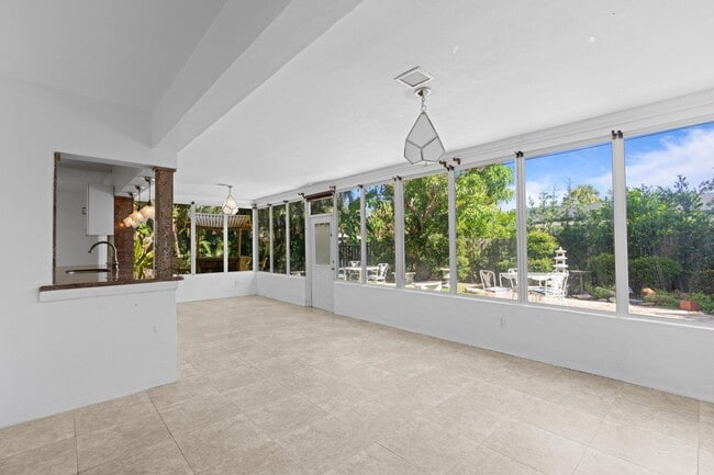 Building Photo - 899 NW 6th Dr