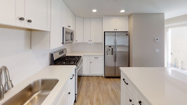 Building Photo - 5BD/3BA, Private Fenced Yard!!