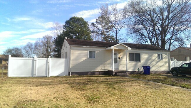 Building Photo - 3BR 1.5BA Single family home