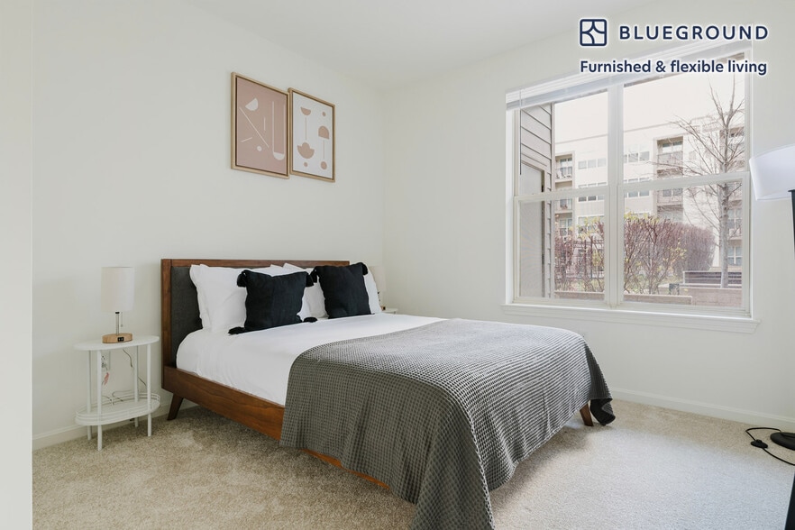 Building Photo - 333 Great River Rd