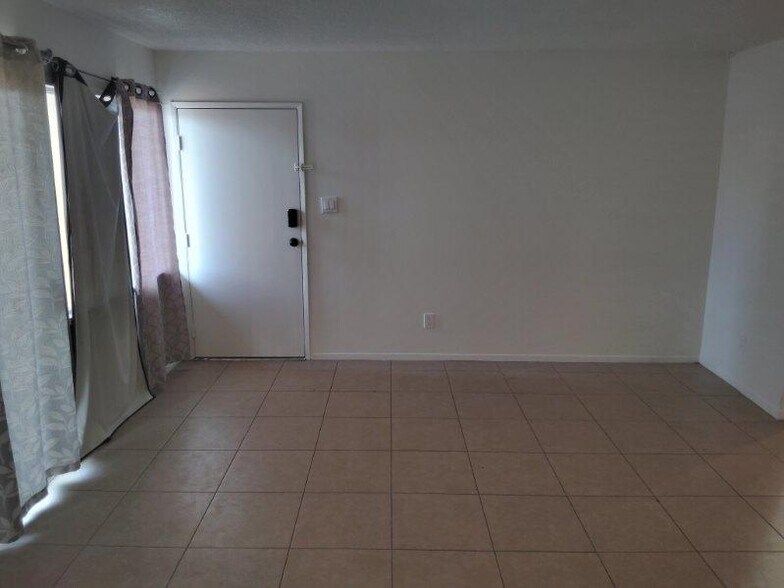 Building Photo - 1402 E Desert Inn Rd