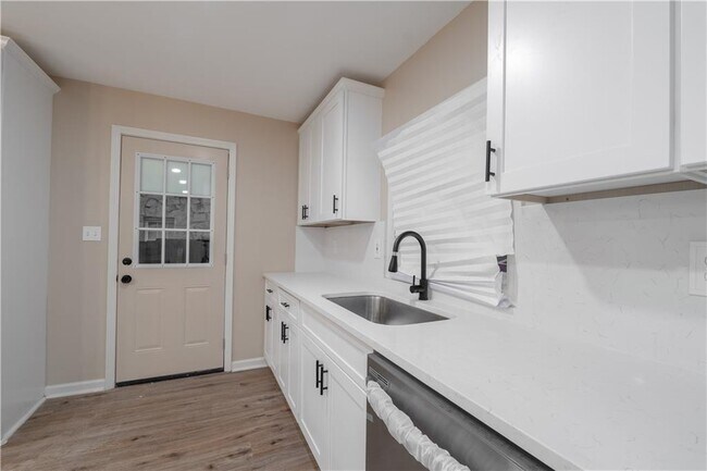 Building Photo - 2431 Crestview Ave