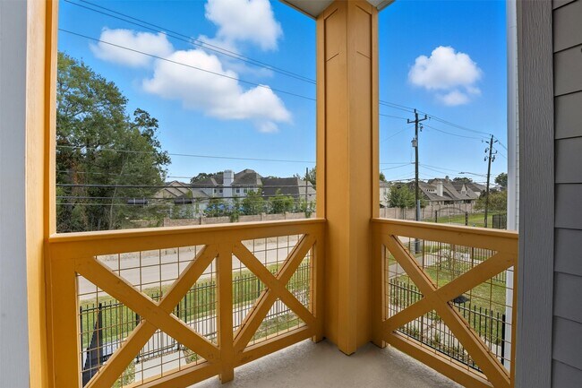 Building Photo - 3903 Pinemont Dr