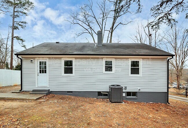 Building Photo - 604 Westwood Cir