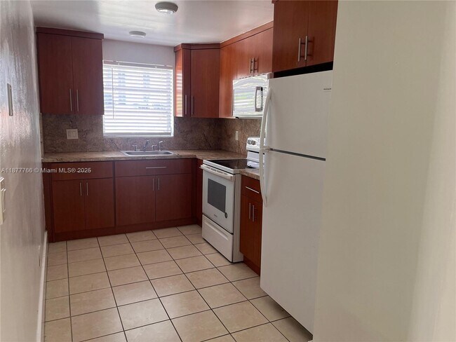 Primary Photo - 500 NE 26th St