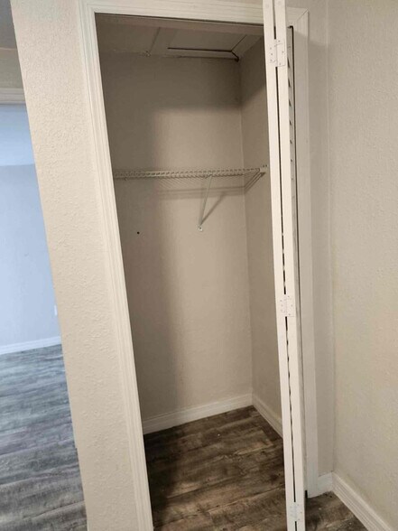 Building Photo - 1335 E Bay St