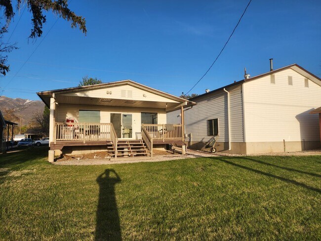 Building Photo - Beautifully updated townhouse with shop / 40'x25' garage / 12' automatic garage door