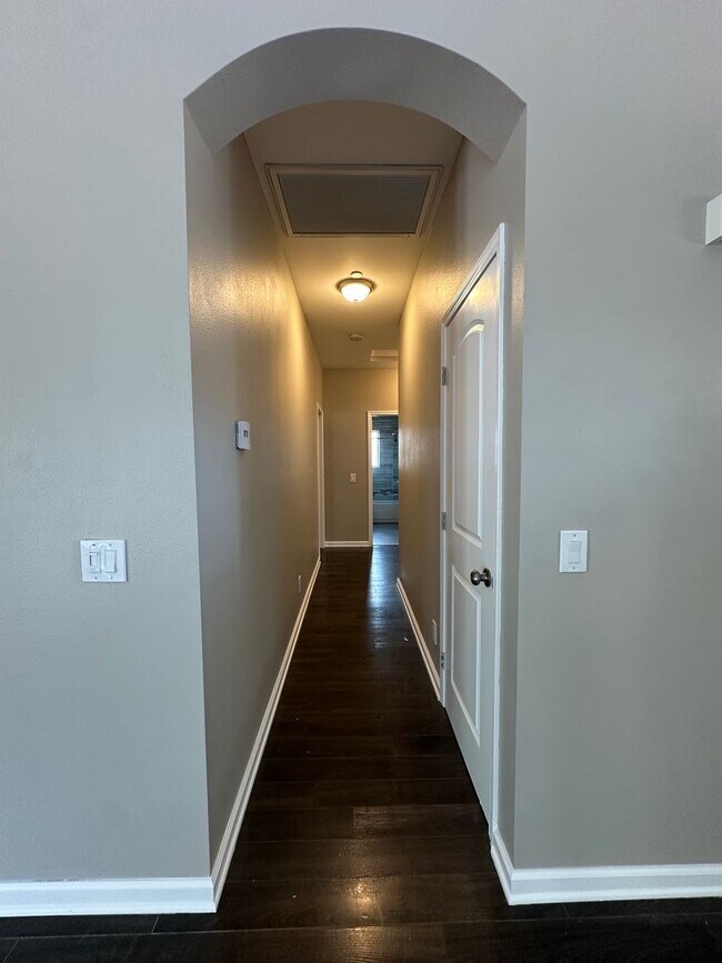 Building Photo - Beautiful, Updated 3 bedroom 2 bathroom ho...