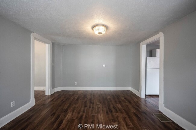 Building Photo - Charming 2 Bed Duplex in Indianapolis with Spacious Layout and Prime Location!